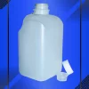 Botella 500 ml tipo garrafa color natural con tapa a la vista en fondo azul